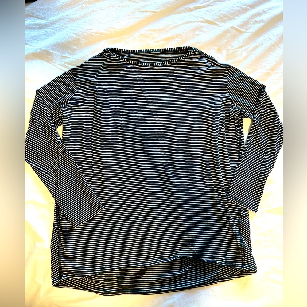 Lululemon long sleeve light weight too- size 6